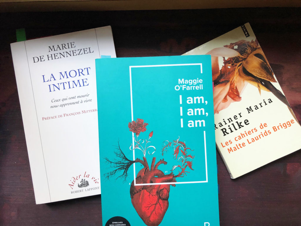 trois livres sont posés sur une table en bois sombre : Maggie O Farrel, Marie de Hennezel et Rainer Maria Rilke