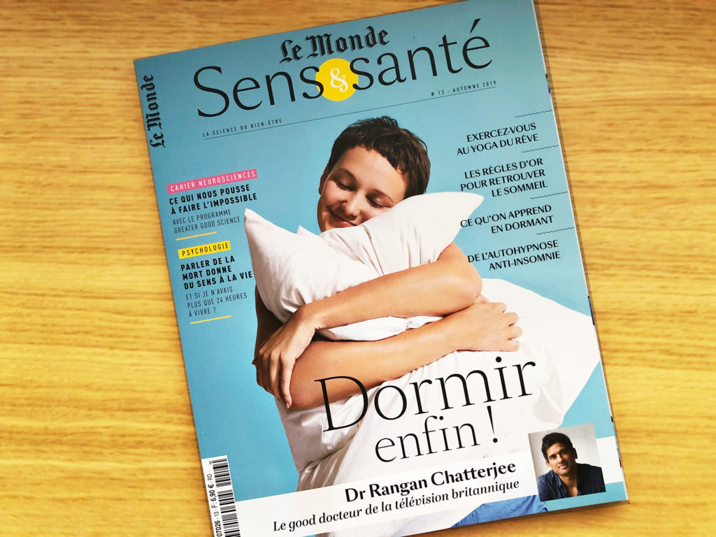 Le magazien Sens et Santé est posé sur un bureau en bois clair