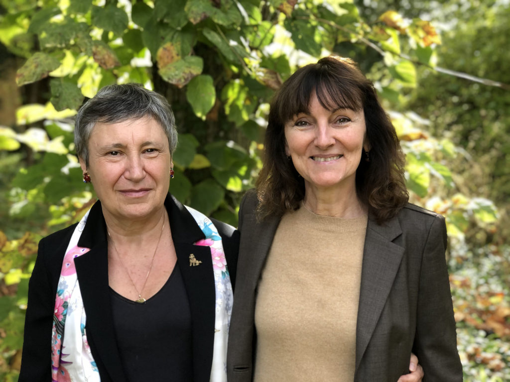 Danielle Moyse et Marie-Laurence Cattoire dans un jardin ensoleillé regardent l'objectif