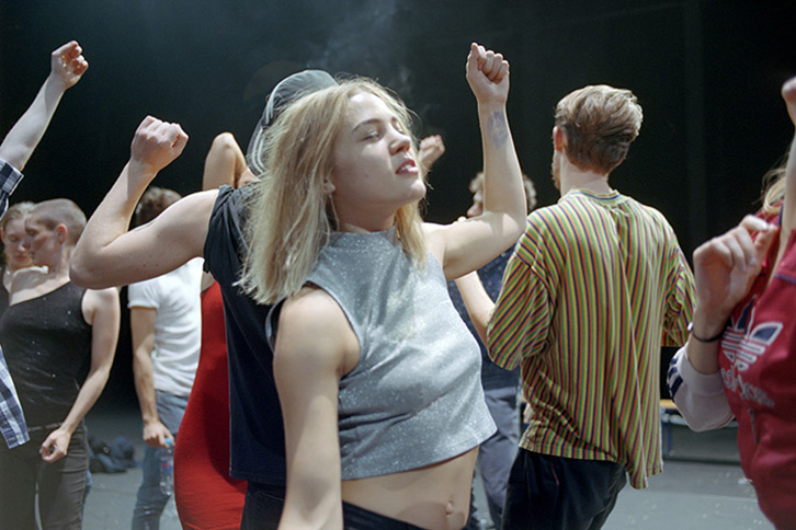 De jeunes danseurs dans le spectacle de Gisèle Vienne Crowd