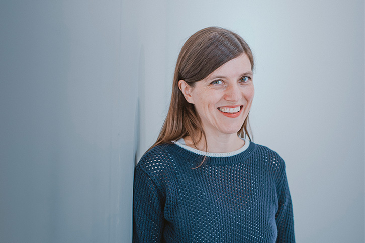 un portrait couleur de la chorégraphe Gisèle Vienne souriant à l'objectif