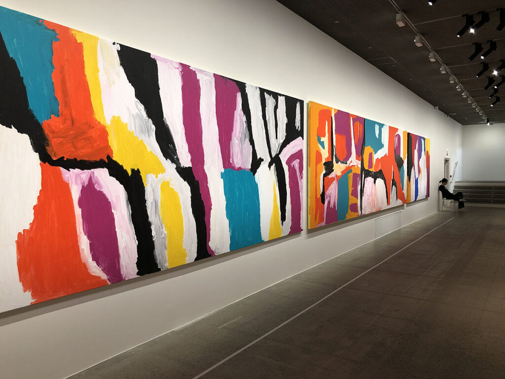 immenses peintures de Sally Gabori à la Fondation Cartier de Paris. Très colorées, exposées sur un grand mur blanc