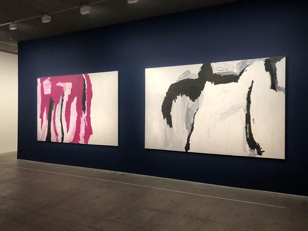 Dexu grandes toiles de Sally Gabori exposées sur un mur bleu marine à la Fondation Cartier de Paris