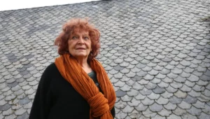 portrait de la romancière Claudie Hunzinger. Elle porte une grande écharpe couleur fauve assortie à sa chevelure rousse