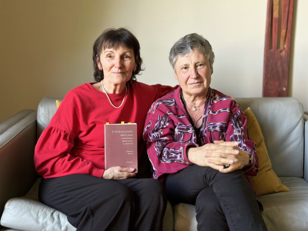 Marie Laurence Cattoire et Danielle Moyse Marir-Laurence Cattoire et Danielle Moyse sont assises côté à côte sur un canapé gris tenant le livre de Danielle. Elles regardent l'objectif et sourient.