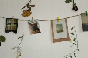 des photos et des fleurs séchées accrochées sur un fil au mur évoque l'automne chinois et la nostalgie