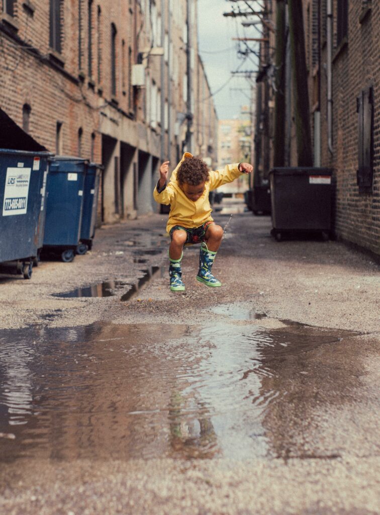 Cycle de méditations sur l'enfant intérieur. Un petit garçon s'apprête à sauter à pieds joints dans une falque d'eau