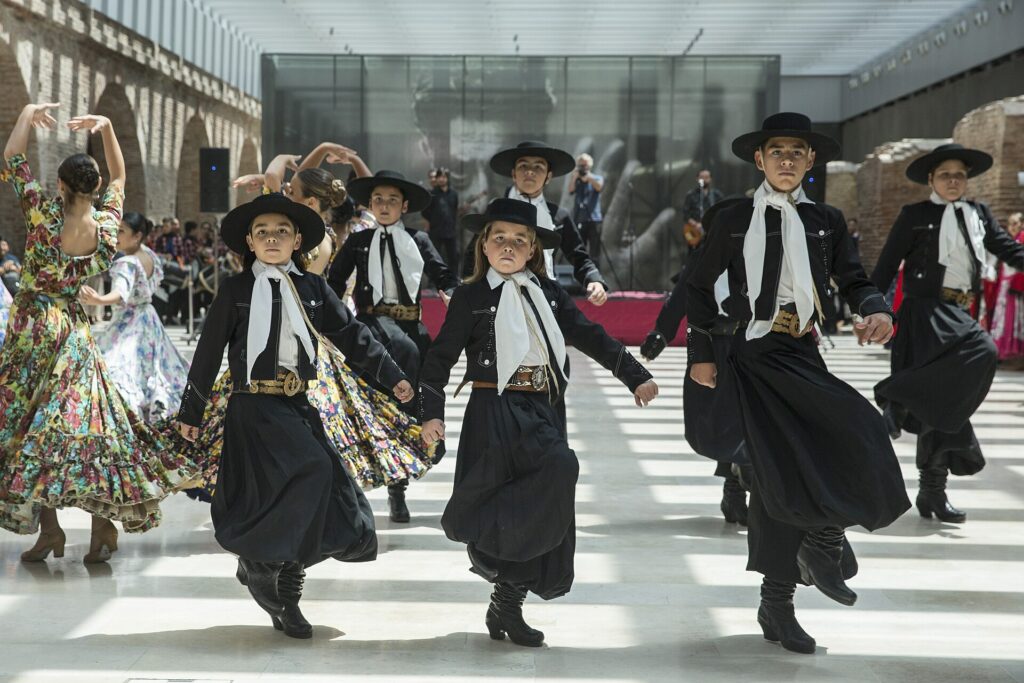 un groupe de jeunes danseurs de malambo. Ils sont beaux, ils ne font pas la guerre.