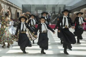 un groupe de jeunes danseurs de malambo. Ils sont beaux, ils ne font pas la guerre.