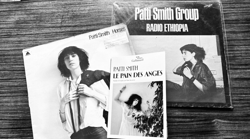 Photo en noir et blanc des deux premiers albums de Patti Smith et de son dernier livre Le Pain des Anges