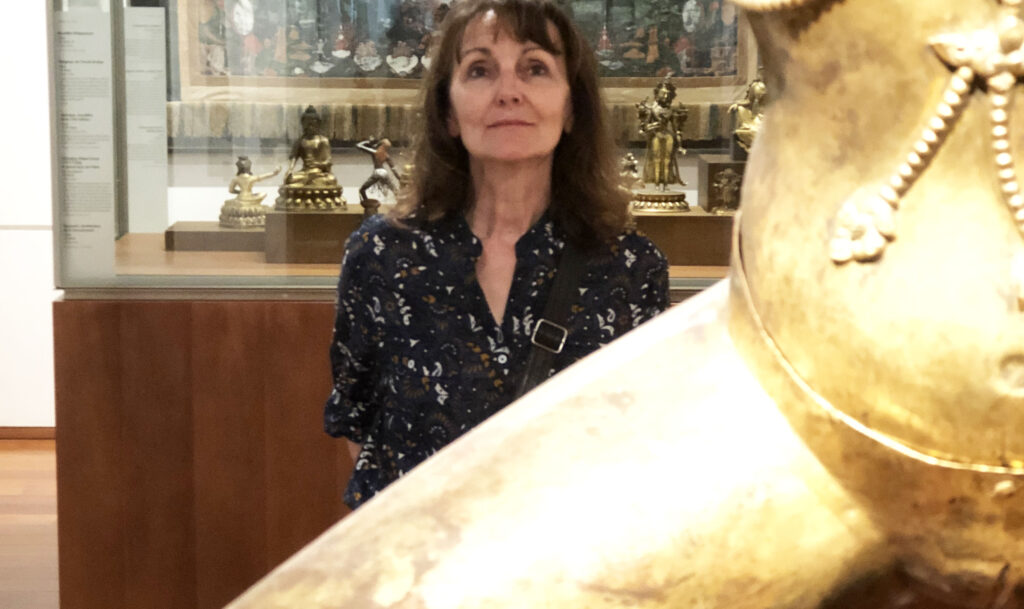 Marie Laurence regardant une dakini au Musée Guimet de Paris